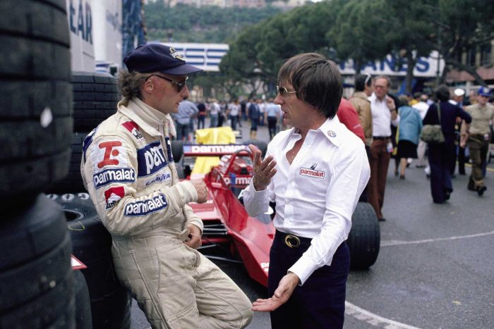 Megbuktatták a Forma-1 urát, távozik Bernie Ecclestone 2 Ecclestone a Brabham főnökeként Niki Laudával beszélget (1979)
