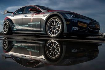 Versenyautó épült a Teslából, iszonyat, mire képes