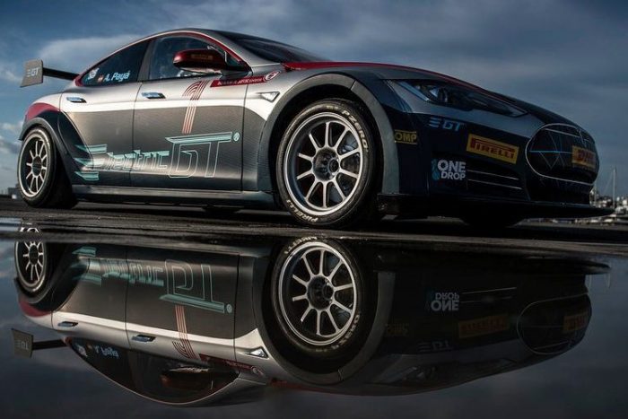 Versenyautó épült a Teslából, iszonyat, mire képes