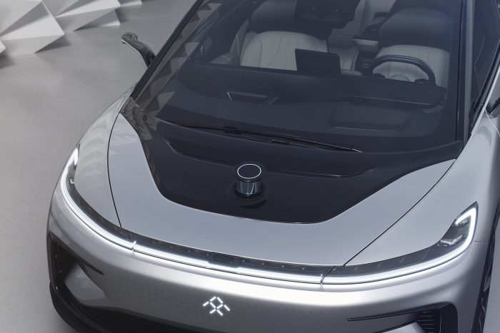 Már rendelhető az 1000 lóerős luxusegyterű 9 Rengeteg érzékelő: a szélvédő előtt kiemelkedő, lézeres radar mellett 10 kamera,13 radar és 12 ultrahangos érzékelő dolgozik a fedélzeten. Mindez autonóm közlekedésre is képessé teszi az autót.