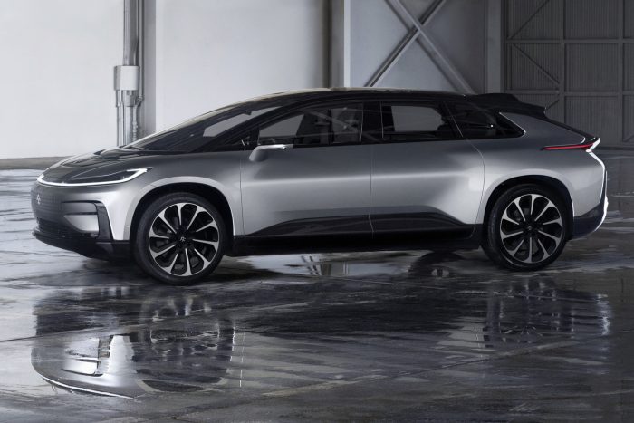 Már rendelhető az 1000 lóerős luxusegyterű 4 Minden egyes ajtó automatikusan, motorosan nyitható; a beléjük épített akadályérzékelők megakadályozzák, hogy nekicsapódjanak a szomszédos autónak, a garázs falának.