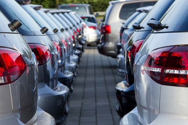 Több mint ezer új autót kapnak a MÁV-osok