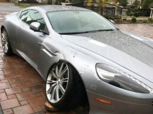 A nő szerint drága lenne az Aston Martin javítása, ezért magára hagyta