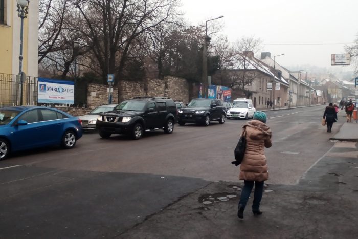 Azért ezen a szmogriadón még volna mit finomítani 6 Boldog ilyenkor a felső tízezer, nem lassítja őket a sok csóró öregautós az utakon