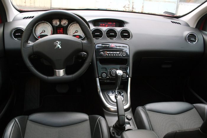 Használt autó: van jobb a Škoda Octaviánál? 9 A 308 utastere igényes kivitelű, szép hely, a remek minőségérzet nem porlad el az újautóillat elszálltával