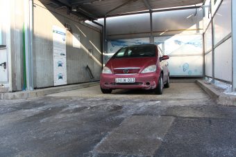 Így moss autót télen