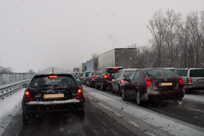 Legyen takaró, kabát, ennivaló, víz a kocsiban. És mindig legyen minél több üzemanyag, hátha nincs más gépjármű, amibe áttanácsolhat a csődöt mondó állam