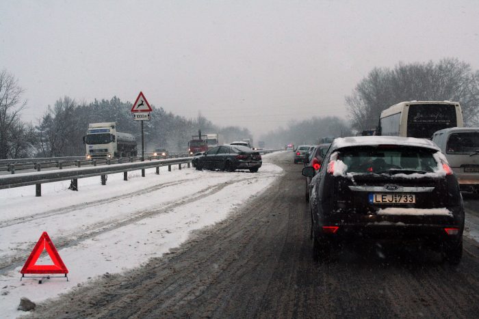 Meneküljünk a hóból! 2 Hóban semmit sem ér a nyári gumi