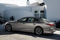 Lexus LS: fiatalítókúra vezérigazgatóknak 21