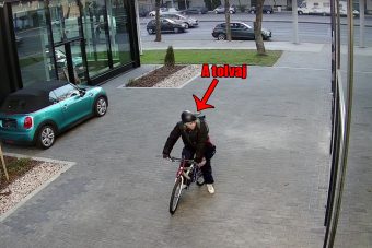 BMW-t loptak egy pesti szalonból, fényes nappal