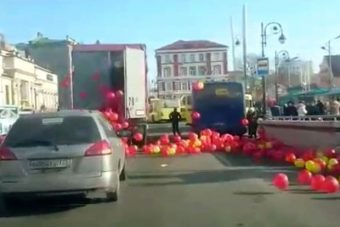 Videón a teherautóból elszabaduló lufifelhő