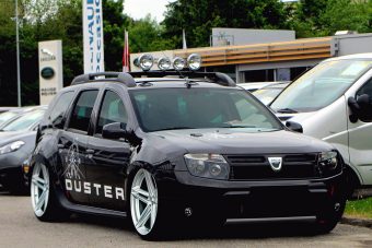 Kispályás gengsztereknek: ültetett Dacia Duster