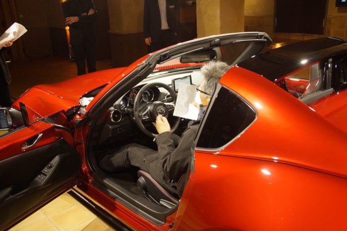 Mazda MX-5 azoknak, akik nem szeretik az MX-5-öt 58 Amikor Yamamoto, korábbi porjektmenedzser is beült a kocsiba, megértettük, hogy van, akinek nem szűk az MX-5 beltere