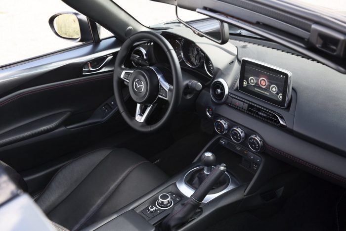 Mazda MX-5 azoknak, akik nem szeretik az MX-5-öt 57 Időtlen a klasszikus sportautós enteriőr
