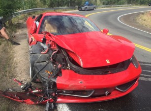 Túl hamar jött a kanyar, lezúzta a kölcsön-Ferrarit