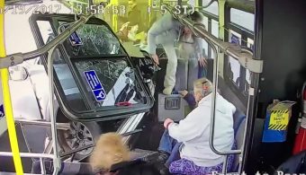 Buszba csapódott egy pickup Amerikában