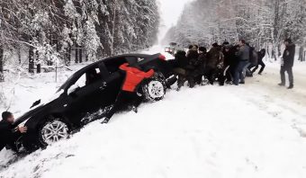 Így néz ki egy csoportos autómentés Oroszországban