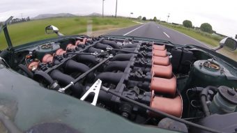 Könnyfakasztóan csodálatos, V12-es motorpornó egy Toyota orrából