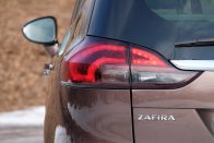 Új arc a régi testen: Opel Zafira 73