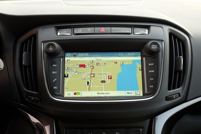 Új arc a régi testen: Opel Zafira 13 Kár, hogy a divat érdekében simogatósra cserélték az igazi gombokat