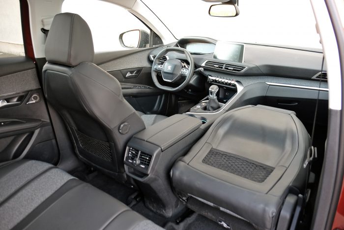 Peugeot 3008 – az alakváltó 3 Előredönthető az anyósülés támlája