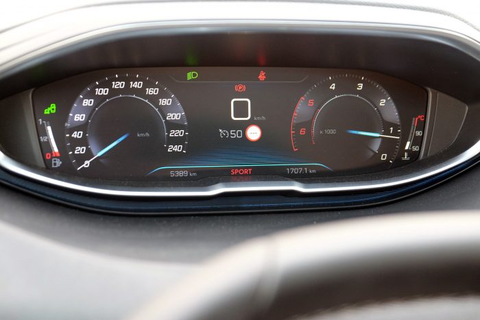 Peugeot 3008 – az alakváltó 8 Egymással szembe kalimpáló műszermutatók