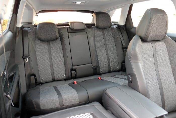 Peugeot 3008 – az alakváltó 6 Ránézésre kellemes helynek tűnik, de a magasaknak közel van a plafon