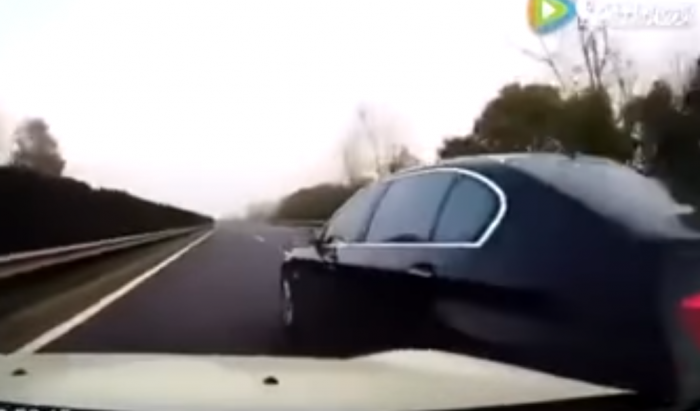 Gyilkos szándékkal koccant a tahó autós