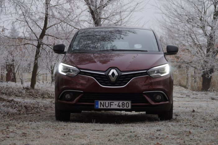 Színes francia családi, 14 éven felülieknek nem ajánlott 2 A Renault új egyen-frontja a Scénicnek is jól áll