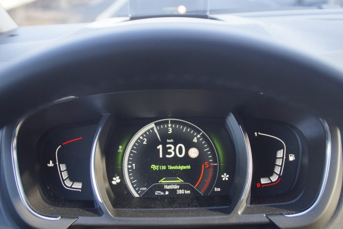 Színes francia családi, 14 éven felülieknek nem ajánlott 8 Sztrádán sem pörög a motor