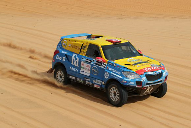 Africa Race: elromlott Szalayék autója, visszacsúsztak