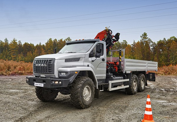 Az Ural Next fülkéje szándékosan emlékeztet a GAZon Nextre, ugyanakkor a kiváló off-road alvázat megtartották. 