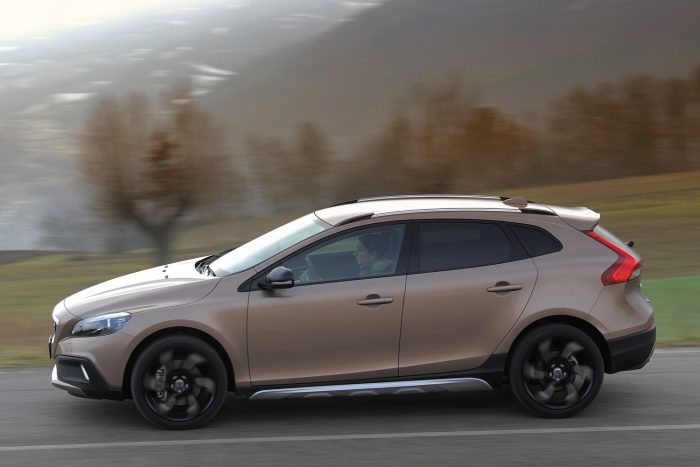 Tömeges légzsákhibák, halmozottan problémás márkák 6 volvo_v40_cross_country_d3_2