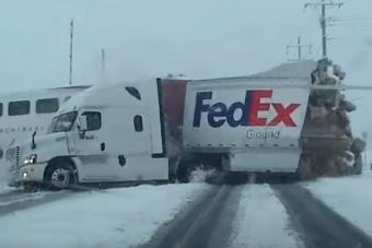 Apró darabokra tépte a vonat a kamiont