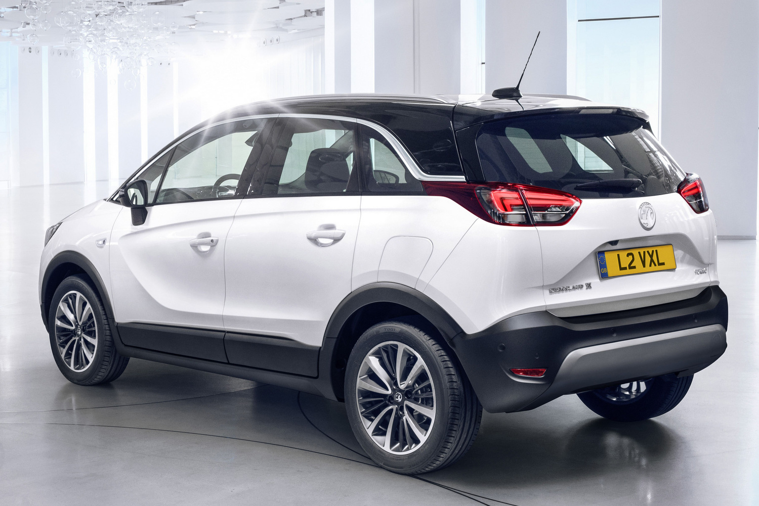 Itt az Opel vadonatúj kompakt crossovere, a Crossland X 5