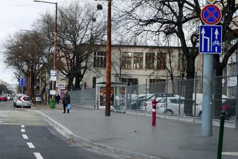 Nem létező KRESZ-táblák a Fehérvári úton