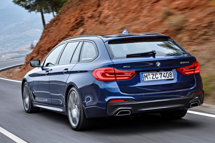 Megérkezett a BMW nagy kombija, az 5-ös Touring 10 BMW 540i xDrive Touring (340 LE, 450 Nm) - nyolcfokozatú automata váltó, összkerékhajtás, 5,1 mp 100 km/órára, 250 km/óra végsebesség. Az átlagfogyasztás 7,5-7,7 l/100km.