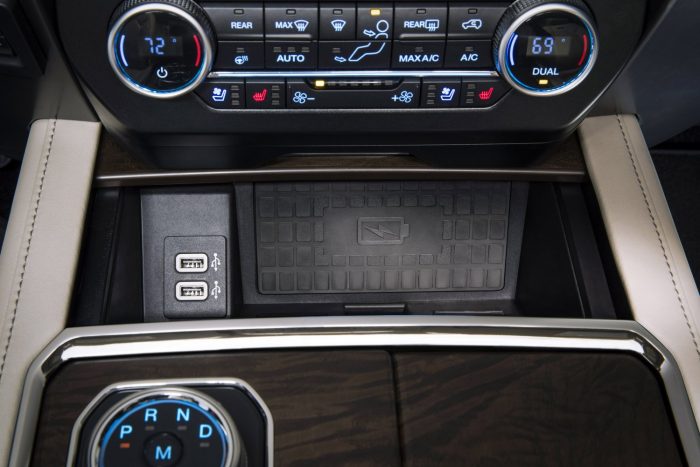 Ford Expedition: nagycsaládos felfedezőknek 5 A középkonzol tövében vezeték nélküli telefontöltő felület lapul, a könyöklő alatt akár egy hordozható számítógép is elfér.