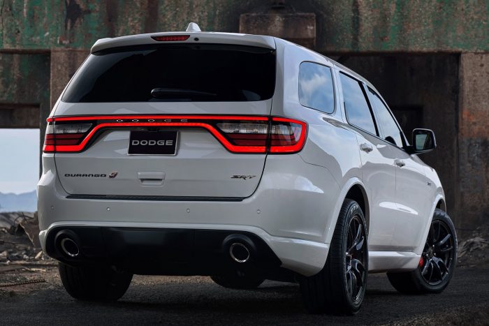 Dodge Durango SRT: versenytempó hat főre 7 Új, öblös hangú kipufogót is kapott az autó.