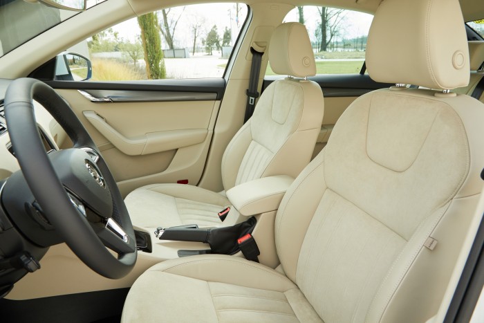 Élőben barátságosabb a törtszemű Skoda Octavia 4 Kényelmesek az ülések, feldobja egy világosabb szín a belsőt