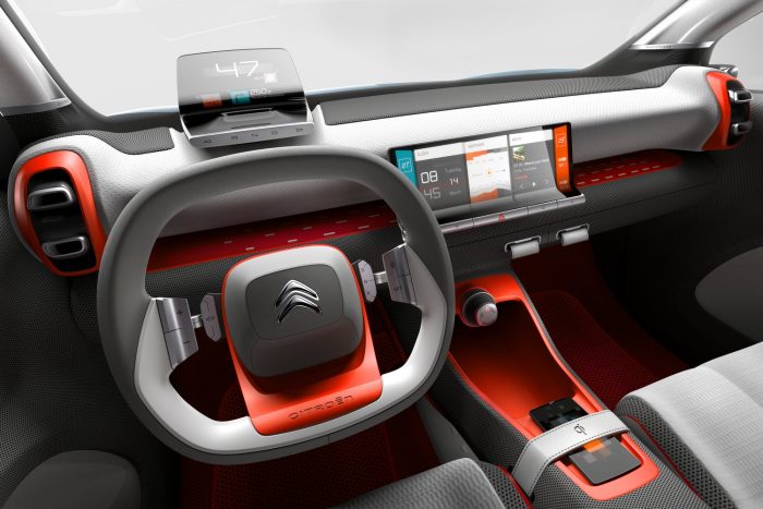 Citroën C-Aircross: városi crossover franciául 1 A kárpitozott műszerfal folytatásaként kialakított, színes kijelzős head-up display, egyküllős kormány, indukciós telefontöltés.