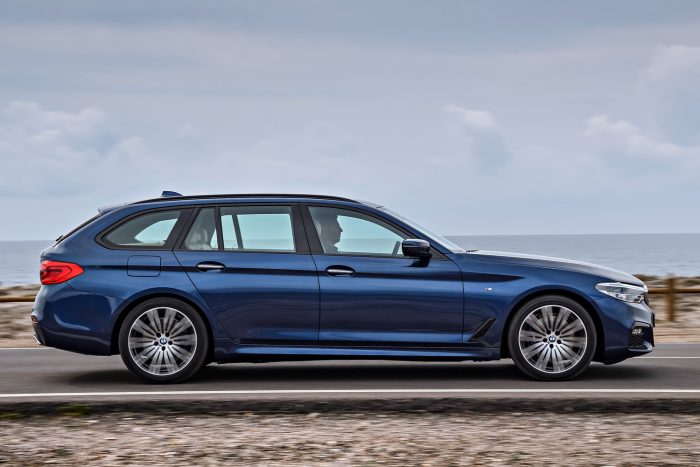 Megérkezett a BMW nagy kombija, az 5-ös Touring 2 Szokás szerint erősen fektetett D-oszlopban ér véget az autó; a tetőspoileren oldalt légterelő lapkákat helyeztek el.