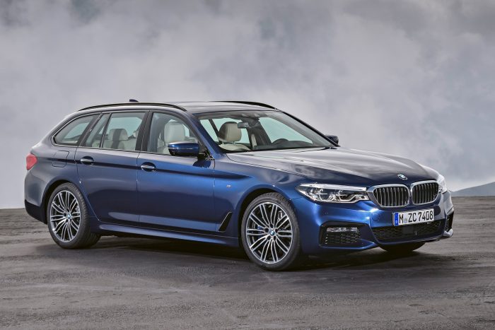 Megérkezett a BMW nagy kombija, az 5-ös Touring 9 BMW 530i Touring (252 LE, 350 Nm) - nyolcfokozatú automata váltó, hátsókerék-hajtás, 6,5 mp 100 km/órára, 250 km/óra végsebesség. Az átlagfogyasztás 5,8-6,3 l/100km.