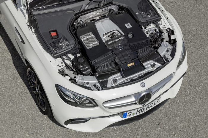 Izomból cipel rengeteg csomagot 4 Az E 63 S motorja 612 lóerős, a 850 Nm 2500 és 4500/perc között végig rendelkezésre áll. 3,5 mp alatt gyorsul 100 km/órára.