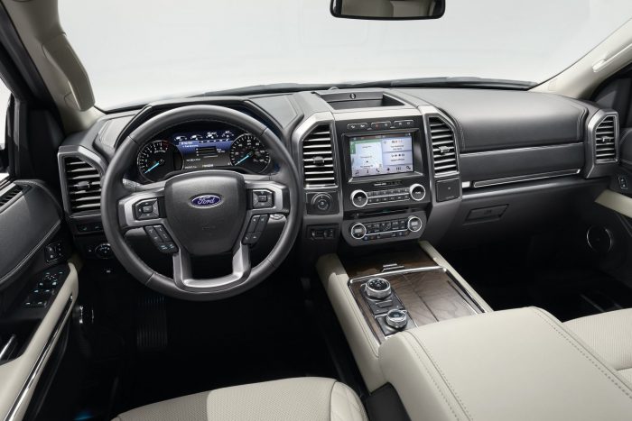 Ford Expedition: nagycsaládos felfedezőknek 3 Fedélzeti wifi, szivargyújtó és USB aljzatok tömkelege, és még háztartási áram is van.