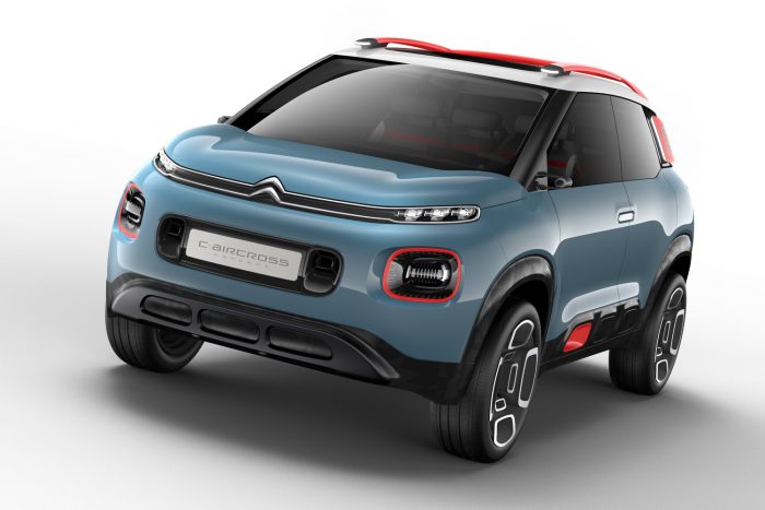 Citroën C-Aircross: városi crossover franciául 4 Tükrök helyett visszapillantó kamerák vannak, a tetőspoiler közepére is került egy belőlük. A belső tükör alatti, negyedik kamera az utat veszi.