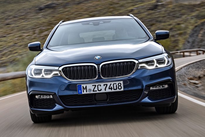 Megérkezett a BMW nagy kombija, az 5-ös Touring 12 BMW 530d Touring (265 LE, 620 Nm) - nyolcfokozatú automata váltó, hátsó- vagy összkerékhajtás, 5,8 (5,6) mp 100 km/órára, 250 km/óra végsebesség. Az átlagfogyasztás hátsókerék-hajtással 4,7-5,1, xDrive kivitelben 5,3-5,7 l/100km.