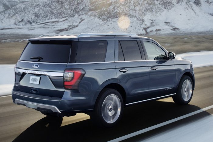 Ford Expedition: nagycsaládos felfedezőknek 2 Vadonatúj az alumínium karosszéria, és vadonatúj alatta a nagy szilárdságú acél létraváz. Az autó 130 kilóval könnyebb elődjénél.