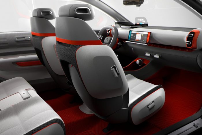 Citroën C-Aircross: városi crossover franciául 5 Minden ülésnél külön mikrofon és hangszórórendszer található: beszélgetéshez éppúgy remek, mint hogy elvonuljunk a magunk zenéjébe.