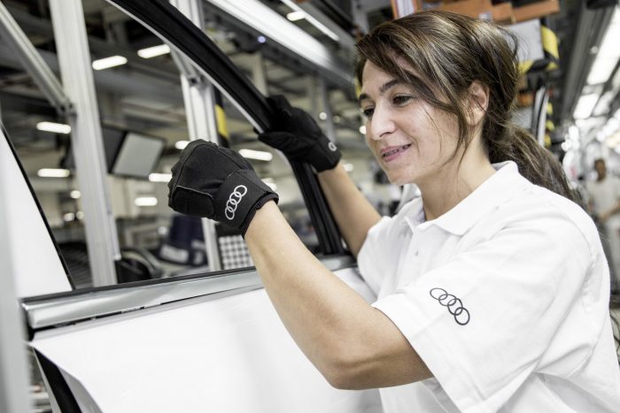 Dupla béremelés jön a győri Audi-gyárban